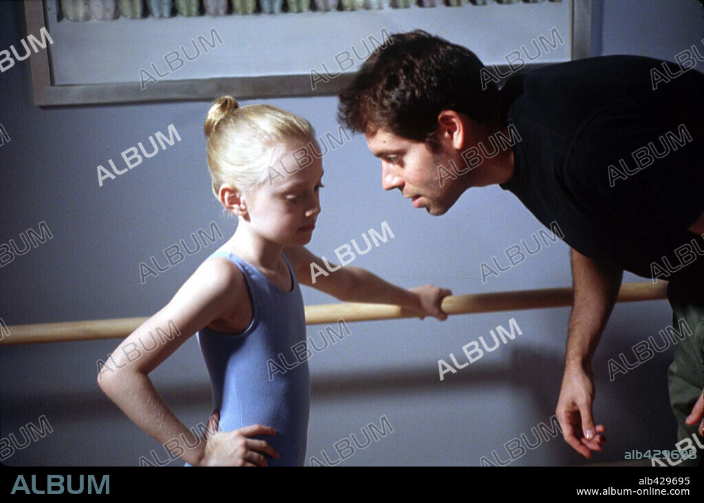 BOAZ YAKIN y DAKOTA FANNING en NIÑERA A LA FUERZA, 2003 (UPTOWN GIRLS), dirigida por BOAZ YAKIN. Copyright METRO GOLDWYN MAYER.