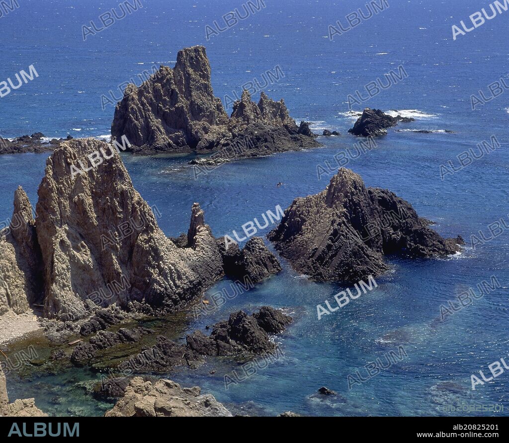 ROCAS EROSIONADAS EN EL MAR.