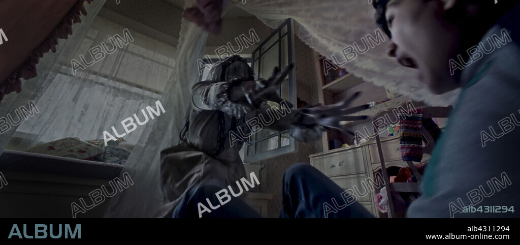 MARISOL RAMIREZ y ROMAN CHRISTOU en LA LLORONA, 2019 (THE CURSE OF LA LLORONA), dirigida por MICHAEL CHAVES. Copyright Atomic Monster / New Line Cinema.