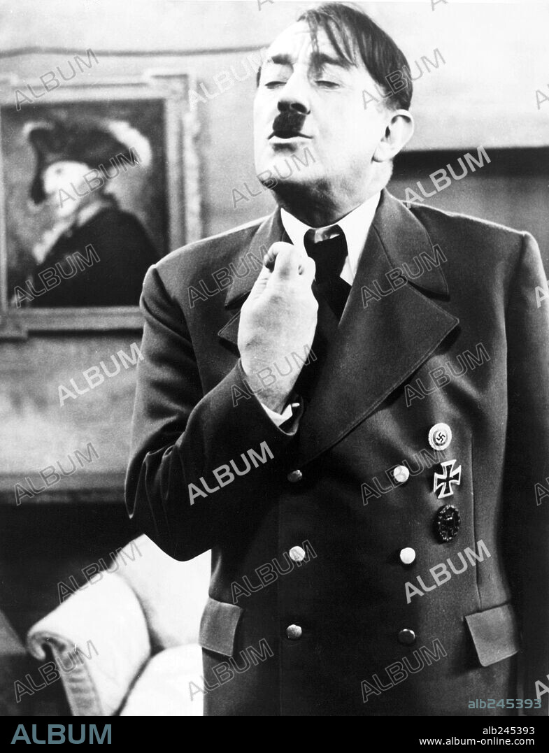 Adolf Hitler und ALEC GUINNESS. ALEC GUINNESS in HITLER: THE LAST TEN DAYS, 1973, unter der Regie von ENNIO DE CONCINI. Copyright PARAMOUNT PICTURES.