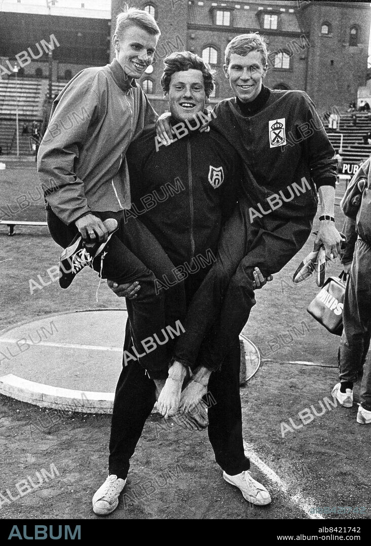 Stockholm 1966-06-14. Anders Gärderud, Lidingö, och Ulf Högberg, Vikingen lyfts av Rickard Bruch, MAI. Friidrot på Stadion 1966. Foto: Göran Blom / Expressen / TT / Kod: 192. ** AFTONBLADET OUT **.