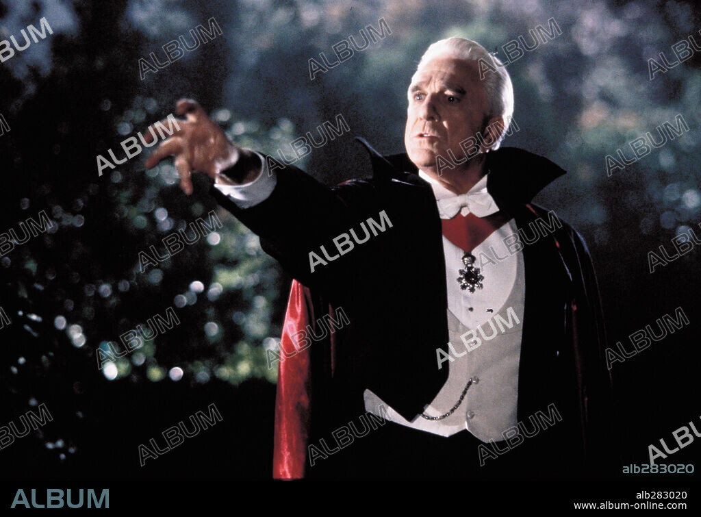 LESLIE NIELSEN en DRÁCULA, UN MUERTO MUY CONTENTO Y FELIZ, 1995 (DEAD AND LOVING IT), dirigida por MEL BROOKS. Copyright CASTLE ROCK ENTERTAINMENT / SOREL, PETER.