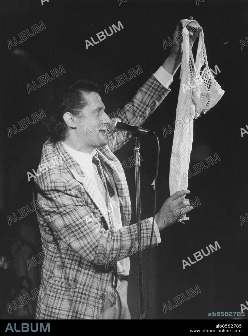 Göteborg - 1987-12-15 - Kurt Olsson med en nätundertröja - *** Local Caption *** BS - Håkan Davidsson. KAMERAREPORTAGE.