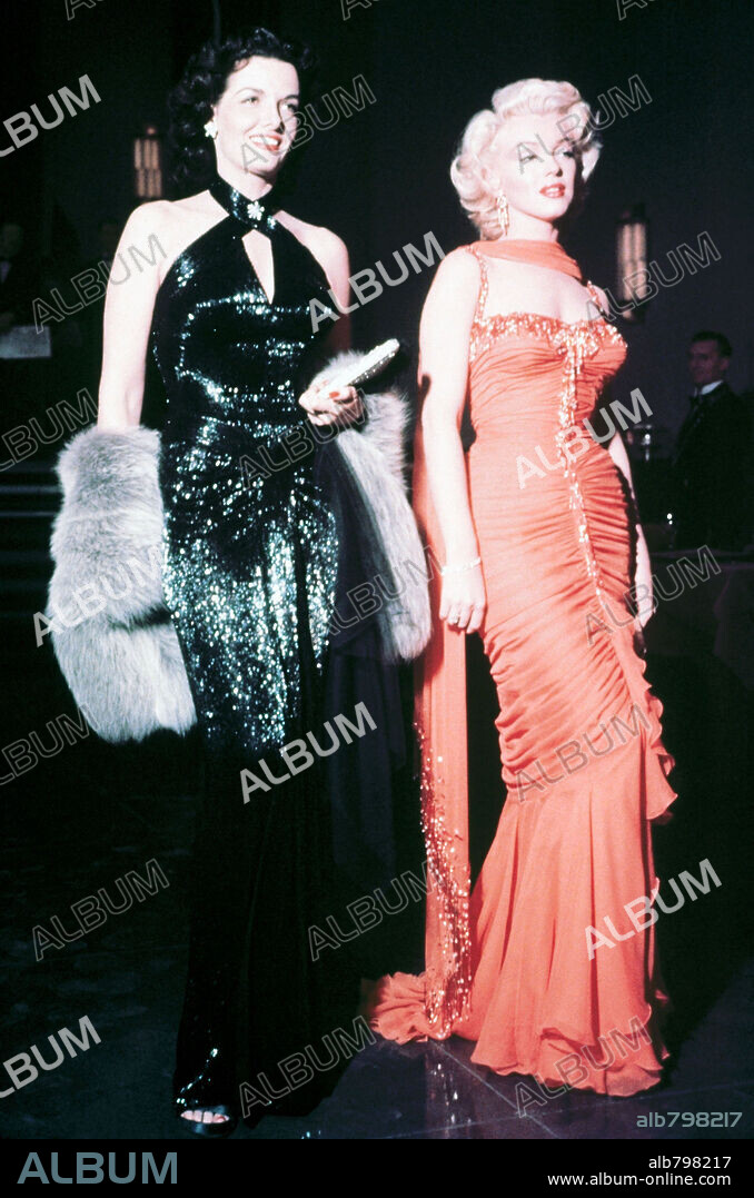 NORMA JEAN BAKER y JANE RUSSELL. JANE RUSSELL y MARILYN MONROE en LOS CABALLEROS LAS PREFIEREN RUBIAS, 1953 (GENTLEMEN PREFER BLONDES), dirigida por HOWARD HAWKS. Copyright 20TH CENTURY FOX.