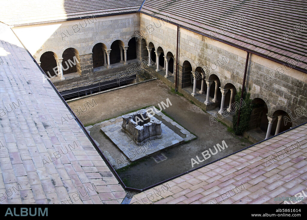 Sant Pere de Rodes; monasterio románico (siglos X - XIII) ; claustro exterior.