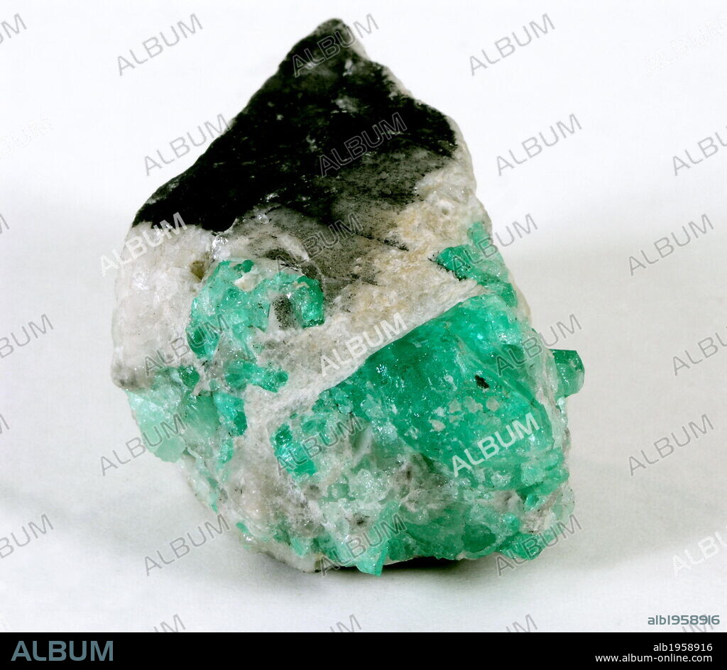 ESMERALDA (Smaragdus), variedad de berilo de color verde intenso y transparente. Brasil.