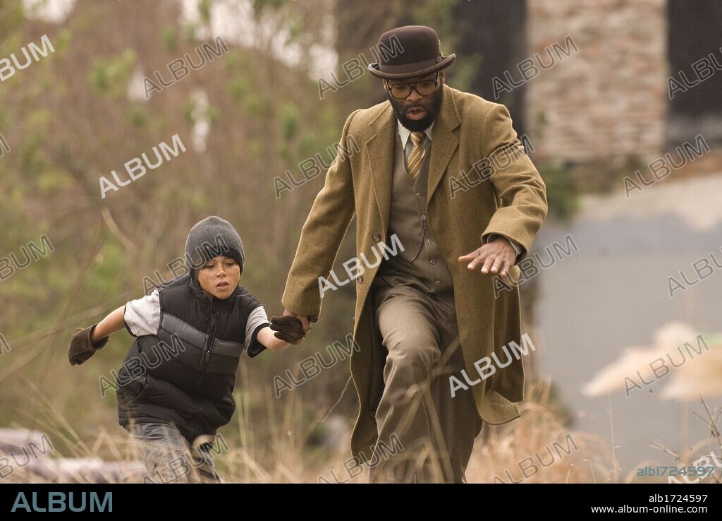 CRUZ SANTIAGO and METHOD MAN in THE MORTICIAN, 2011, directed by GARETH MAXWELL ROBERTS. Copyright BELLADONNA PRODUCTIONS.
