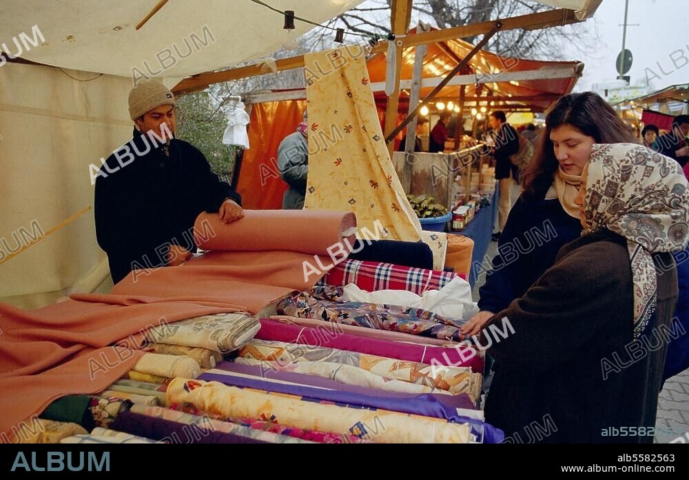 Handel:. Markt. Stoffhändler auf dem Markt am Paul-Lincke-Ufer in Berlin-Kreuzberg. Foto, Januar 2000.