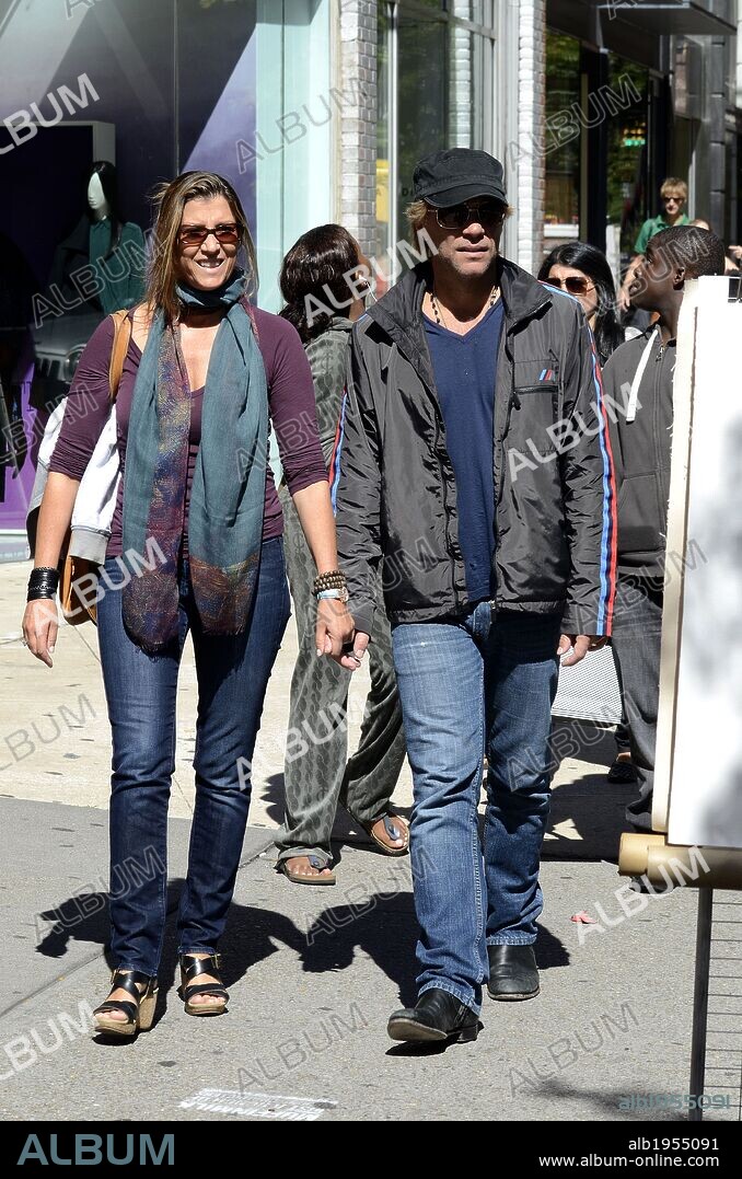 BON JOVI, DOROTHEA HURLEY y DOROTHEA BON JOVI. Sept. 23, 2012 - New York, NY, USA - WWW.ACEPIXS.COM......September 23, 2012, New York City, NY.....Jon Bon Jovi and wife Dorothea Hurley out and about on September 23, 2012 in New York City.........By Line: Curtis Means/ACE Pictures....ACE Pictures, Inc..Tel: 646 769 0430..Email: info@acepixs.com. 23/09/2012