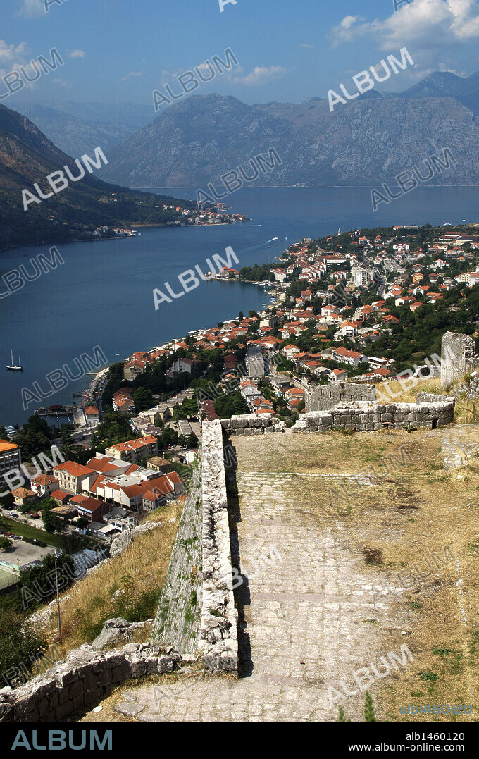 REPUBLICA DE MONTENEGRO. KOTOR. Vista de la población con el fiordo y la muralla. En 1979 la Unesco declaró el conjunto de la Región Natural, cultural e Histórica de Kotor Patrimonio de la Humanidad.