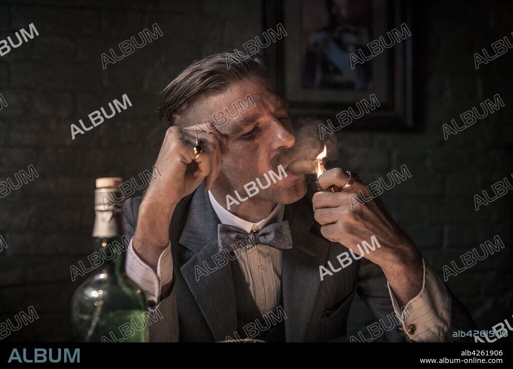 TOM HARDY dans PEAKY BLINDERS, 2013, réalisé par STEVEN KNIGHT. Copyright BRITISH BROADCASTING CORPORATION (bbc). Season 1 Episode 1.