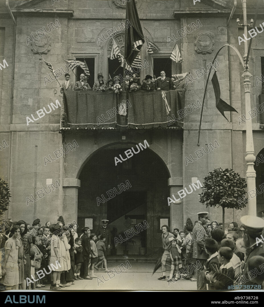 Avilés, agosto de 1924. Homenaje a Pedro Menéndez. Los comisionados de La Florida, con las autoridades, en el balcón del Ayuntamiento, correspondiendo a las aclamaciones del pueblo.