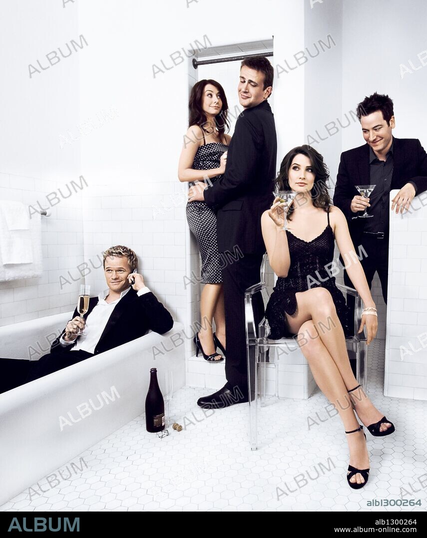 ALYSON HANNIGAN, COBIE SMULDERS, JASON SEGEL, JOSH RADNOR and NEIL PATRICK HARRIS in HOW I MET YOUR MOTHER, 2005. Copyright 20TH CENTURY FOX TELEVISION/BAYS THOMAS PRODUCTIONS.