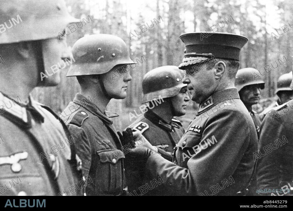 FINLAND KARELEN 1941-10. Orig. bildtext... FÖR TAPPERHET I FJÄRRKARELEN. Finske generalen Heinrich, Petrozavodsk erövrare utdelar tapperhetsmedaljer till tyska soldater, som deltagit i erövringen av Fjärrkarelen. okt. -41. Foto: AB Text & Bilder / SVT / kod:5600 Mapp: Finsk-tysk-ryska kriget: Tyskarna på finska fronten (utom ishavsfronten) 1941 V43:3. Fortsättningskriget 1941-1944 Hjälmar Profiler persons: ERIK HEINRICHS sites: TYSKLAND*;KARELEN;FINLAND PhotoDate:1941-10-??.