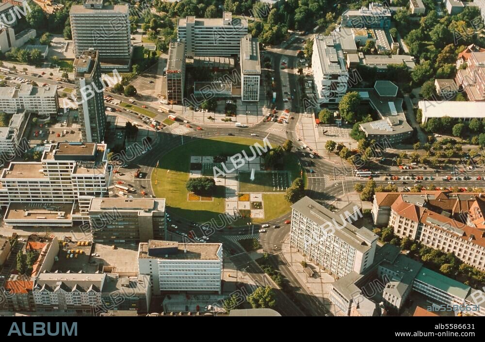 Berlin-Charlottenburg, Ernst-Reuter-Platz (ehem. "Knie", Ende der 50er Jahre nach Entwürfen von Bernhard Hermkes und Werner Düttmann angelegt). Blick auf den Ernst-Reuter-Platz. Luftaufnahme, 1993.