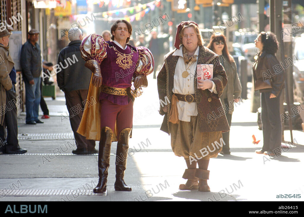 JAMES MARSDEN and TIMOTHY SPALL in ENCHANTED, 2007, directed by KEVIN LIMA. Copyright WALT DISNEY PICTURES / WETCHER, BARRY.