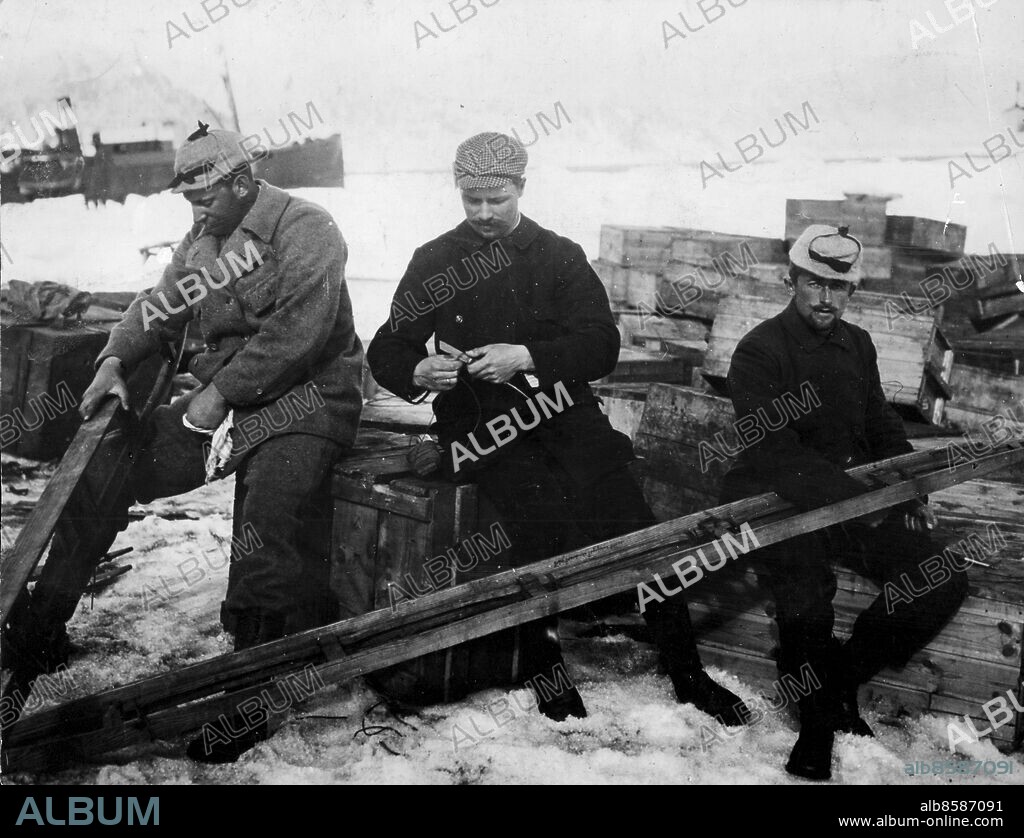 1897.. Utan bildtext. Not. Andréexp. 1897: Fr. v. Andrée, Strindberg och Fraenkel tillverka en skidsläde under expeditionens uppehåll på Spetsbergen. Anm. S A Andrée, ingenjör och ballongfarare, startade tillsammans med Knut Fraenkel och Nils Strindberg 1897 sin sista färd från Danskön vid Spetsbergen. Publ i Journalisternas bok, 1901-2001 s.21 persons: KNUT FRAENKEL;NILS STRINDBERG;SALOMON AUGUST ANDRÉE sites: NORDPOLEN;SVERIGE*.