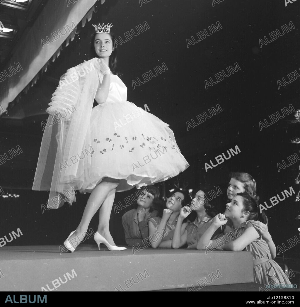 JENNIFER GODDARD - TEDDY TINGLING FASHION SHOW /. 1 MAY 1961.