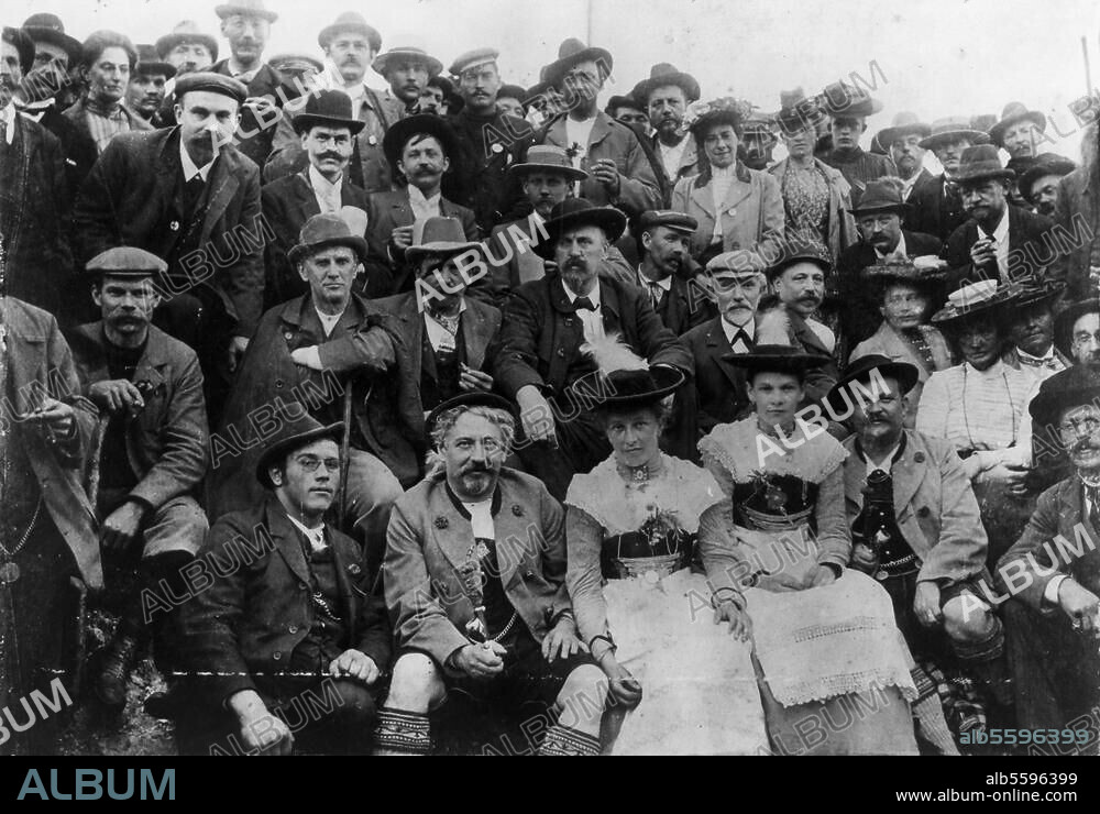 SPD convention in Munich from 14 to 20. September 1902 / Alpine festival on the Bodenschneid to mark the end of the convention on 21 September 1902. -Group photo with August Bebel (2nd row, 5th from right) and Georg von Vollmar. (next to him on the left).- Photo.