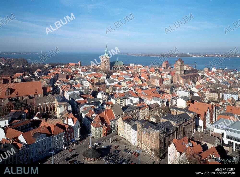 Stralsund, Altstadt / Blick vom Turm der Marienkirche Aufnahmeformat: 6 × 9 cm.