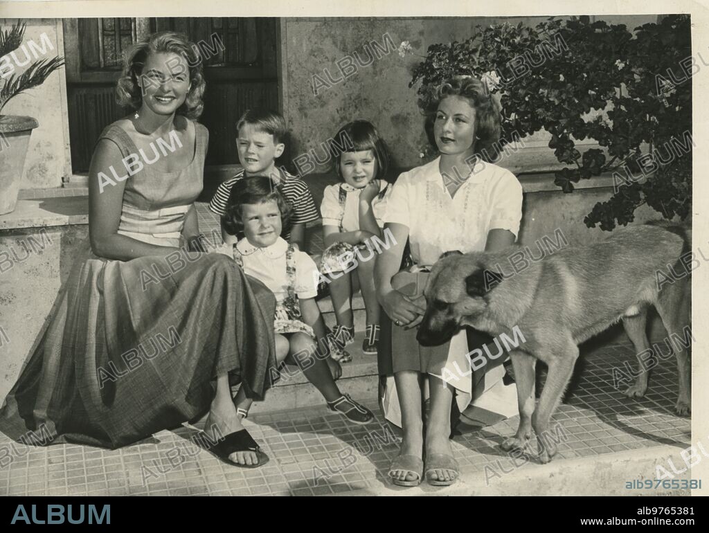 Santa Marinella (Italia), 22/07/1957. Ingrid Bergman con sus cuatro hijos: Jenny Lindstrom, la mayor, Roberto, Ingrid e Isabella Rosellini, estas gemelas. en la imagen, a la entrada de su residencia.