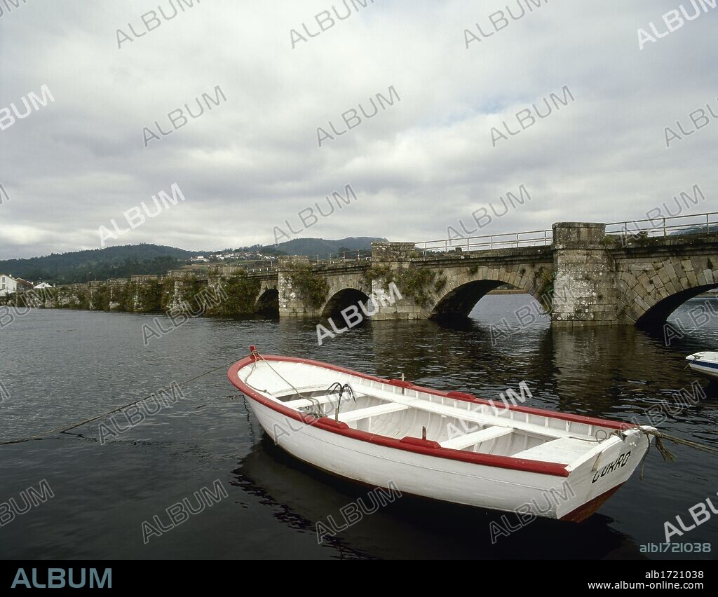 GALICIA. NOIA. Vista del PUENTE NAFONSO sobre el RIO TAMBRE, construído en el siglo XIV y reformado en el año 1844. En primer término, una BARCA DE PESCA. Provincia de A Coruña. España.