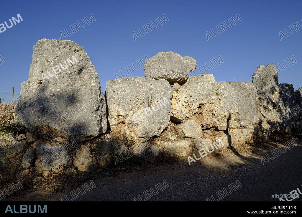 muralla de un poblado talayótico, Es Pou Celat (Salat), Mallorca, balearic islands, Spain.