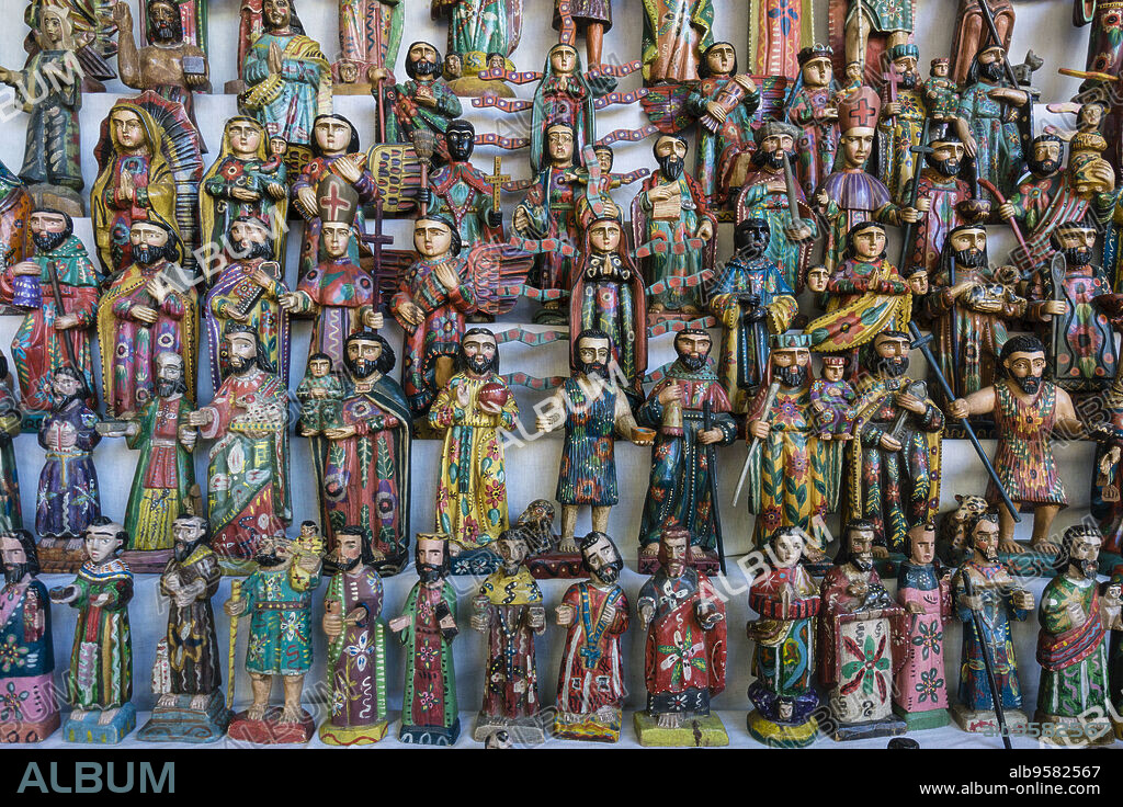 figuras de santos, . Santiago Atitlan, mercado, departamento de Sololá, Guatemala, Central America.