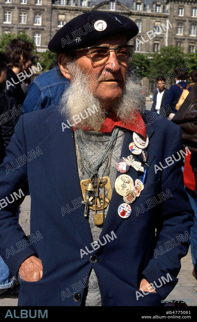 AGUIGUI MOUNA (1911_1999) lors d'une manifestation contre l'apartheid en Afrique du Sud. Photographie du 13 avril 1988 par Jean POTTIER. Credit : Collection Jean Pottier/Kharbine-Tapabor.