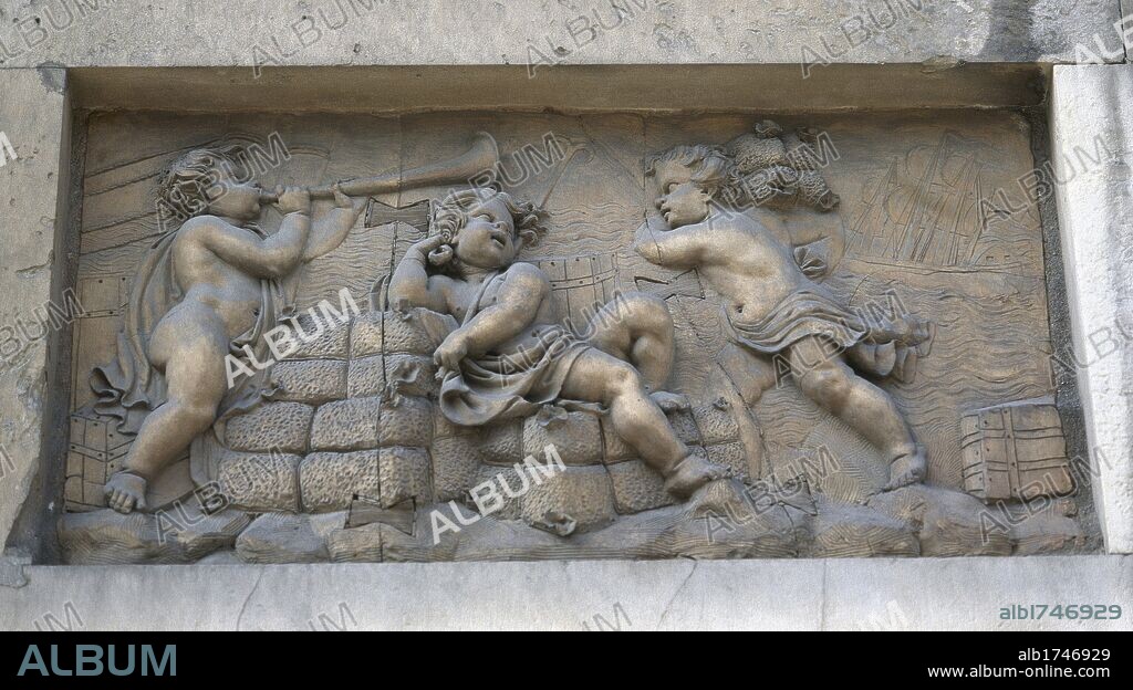 ARTE S. XIX. ESPAÑA. "PORXOS D'EN XIFRE" (1836). Detalle de un RELIEVE ALUSIVO AL MAR que se encuentra en el edificio neoclásico porticado, hecho construir por Josep XIFRE, un indiano que hizo fortuna en Cuba a principios del siglo XIX. BARCELONA. Cataluña.