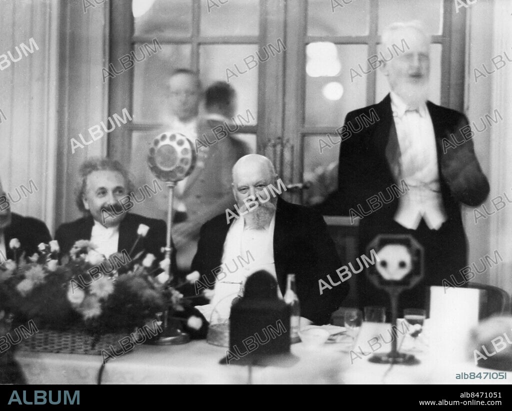 Orig. bildtext... PROFESSOR ALBERT EINSTEIN AND MR. GEORG BERNARD SHAW GUESTS OF HONOUR AT DINNER ORGANISED BY THE ORT-OZE COMMITTEE AT SAVOY HOTEL PRESIDED OVER LORD ROTHSCILD. THE CONJUCTION OF SUCH LUMINARIES AS THE GREATEST NATURAL PHILOSOPHER SINCE NEWTON AND THE GREATEST DRAMATIST SINCE SHAKESPEAR. Photo shows:- On right, G.B.Shaw making his speech whilst Lord Rothschild and professor Einstein are listening interestedly. Anm. Anm. A Einstein, 1879-1955, tysk-schweizisk-amerikansk fysiker, förgrundsgestalt inom 1900-talets fysik. Nobelpriset i fysik 1921 Shaw, George Bernard, 1856-1950, brittisk (irländsk) författare Nobelpriset i litteratur 1925 Talare Miljonärer Finansmän CD191 persons: George Bernard Shaw ;Albert Einstein sites: STORBRITANNIEN ;LONDON.