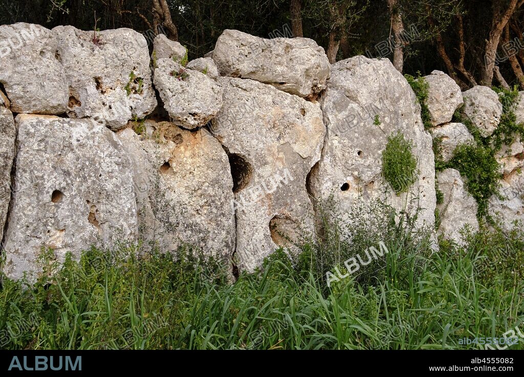muralla talayotica, yacimiento de es Rossells, Cas Concos , municipio de Felanitx, Mallorca, balearic islands, Spain.