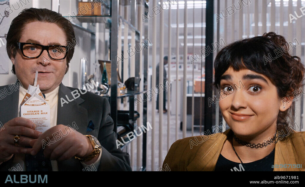 GERALDINE VISWANATHAN and ZACH GALIFIANAKIS in THE BEANIE BUBBLE, 2023, directed by DAMIAN KULASH and KRISTIN GORE. Copyright Apple Original Films.