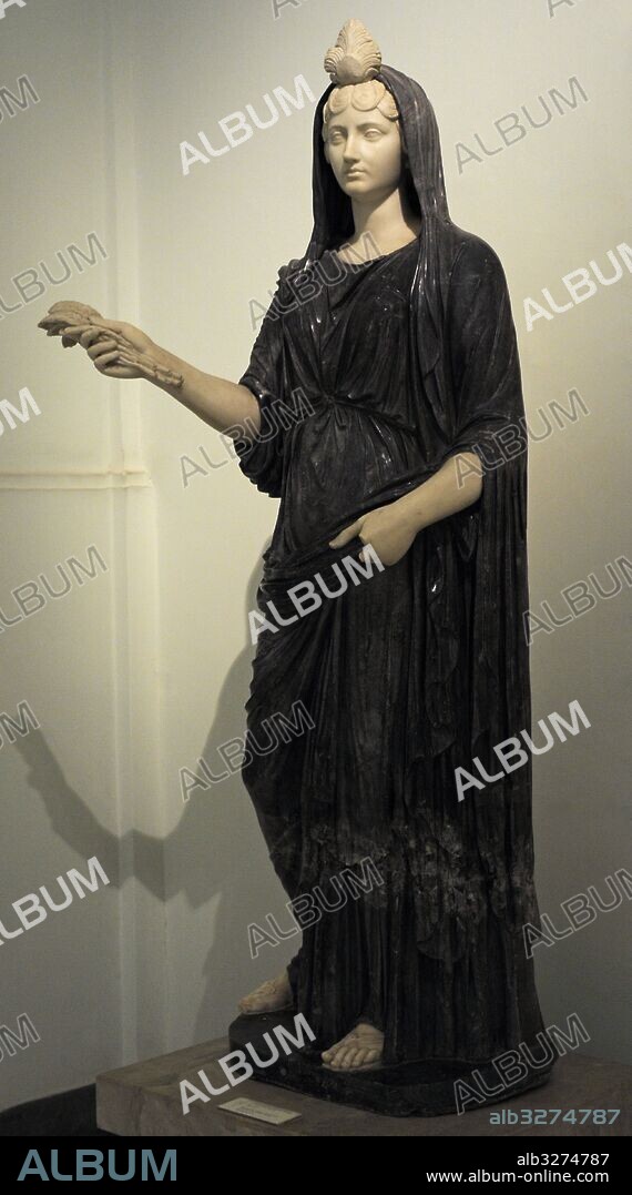 Escultura romana de la diosa Fortuna-Isis, restaurada como la emperatriz Faustina la Menor (125-175), con ropas de Ceres. Marmol bigio morato. Siglo II d. C. Colección Farnese. Museo Arqueológico Nacional. Nápoles. Italia.