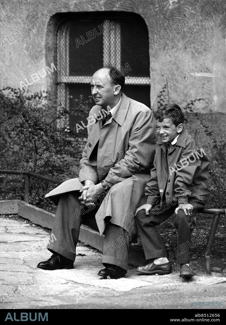 ARKIV 1957. Hjalmar Mehr (1910-1975) var finansborgarråd i Stockholm 1948-1971 och landshövding i Stockholms län 1971-1977. Här ses han tillsammans med sonen Stefan Mehr innan uppropet i Adolf Fredriks skola.. Foto: Pressens Bild Kod:190. SCANPIX SWEDEN.