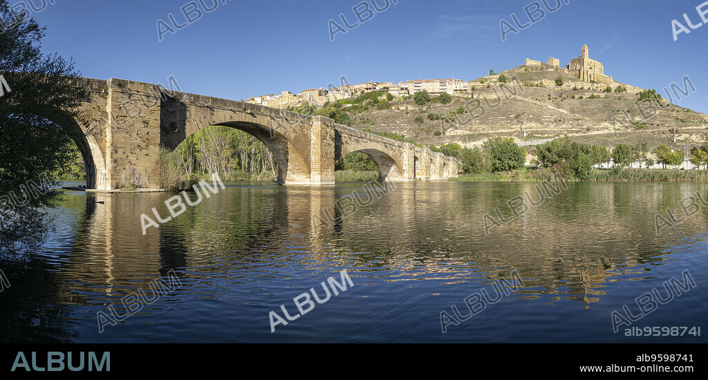 Puente Medieval sobre el río Ebro, San Vicente de la Sonsierra, La Rioja, Spain.