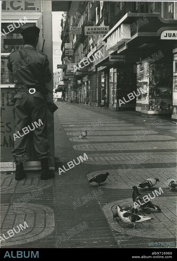 Barcelona 05/24/1981. Robbery at the Central Bank of Barcelona. The robbers entered the headquarters, a seven-story building in Plaza de Cataluña, on May 23. The GEO acted on Sunday the 24th, arresting nine of the eleven assailants. One more was killed. Shortly before eight o'clock on Sunday the 24th, the GEO took positions around the Central Bank to begin the action that made it possible to free all the hostages safe and sound. In the image, a national police officer on surveillance duty.