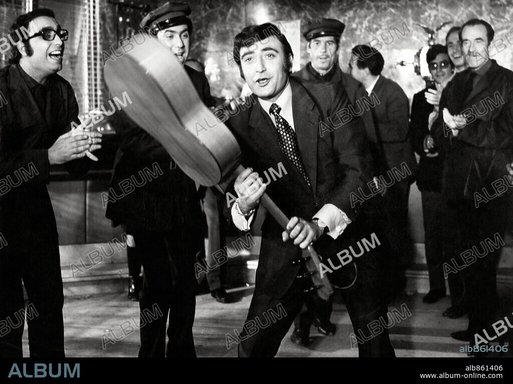 PERET en AMOR A TODO GAS, 1969, dirigida por RAMON TORRADO. Copyright CESAREO GONZALEZ PRODUCCIONES CINEMATOGRAFICAS.