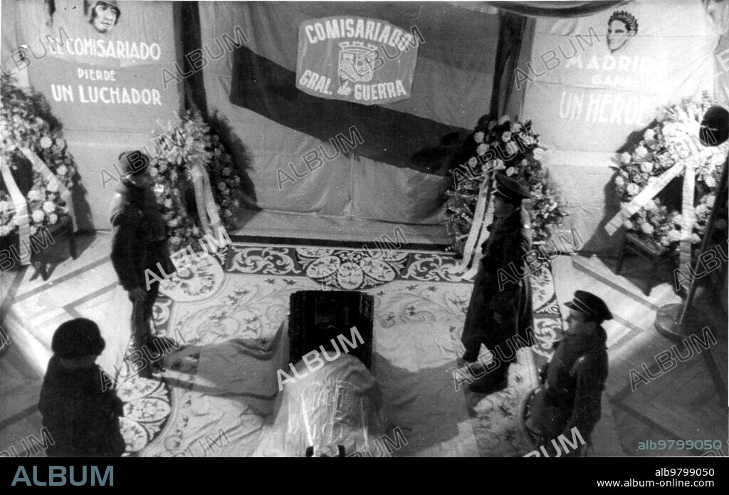 Septiembre 1936. Guardias de asalto Haciendo guardia de honor al comisario de división Eduardo Belmonte, caído en el avance por el sector del Jarama.