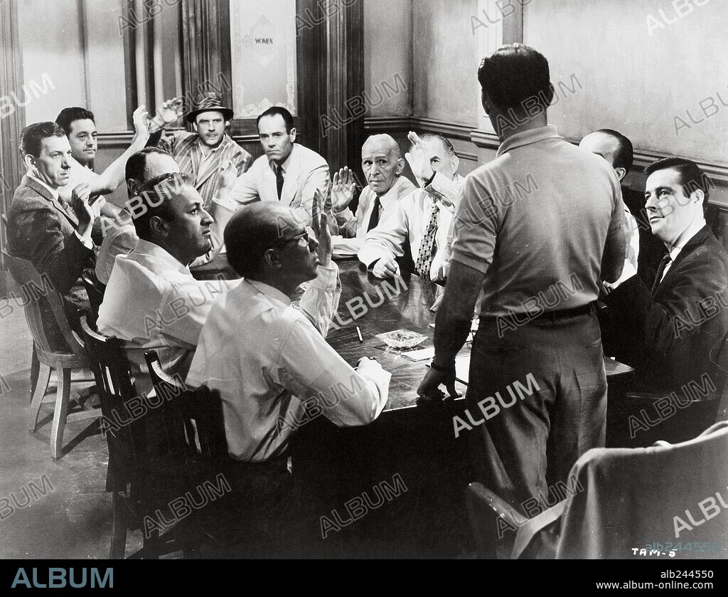 JACK KLUGMAN and LEE J. COBB in 12 ANGRY MEN, 1957, directed by SIDNEY LUMET. Copyright UNITED ARTISTS.