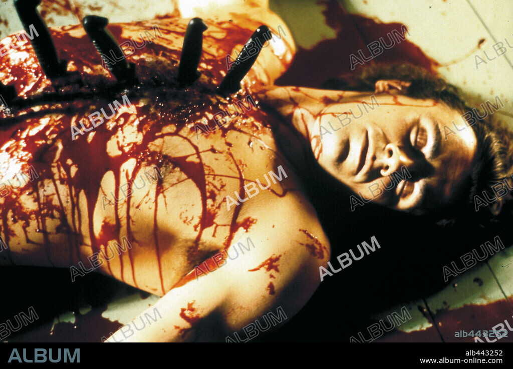 ALONSO CAPARROS en PERDONA BONITA, PERO LUCAS ME QUERIA A MI, 1997, dirigida por DUNIA AYASO y FELIX SABROSO. Copyright SOGETEL/CRISTAL P.C., S.A.