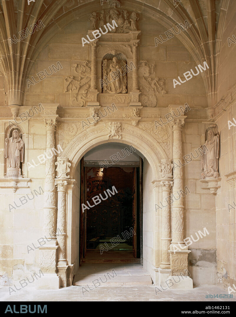 ARTE RENACIMIENTO. ESPAÑA. MONASTERIO DE YUSO. Vista general de la PUERTA de entrada a la Iglesia, existente en una de las galerías inferiores del CLAUSTRO CLASICISTA. SAN MILLAN DE LA COGOLLA. La Rioja.