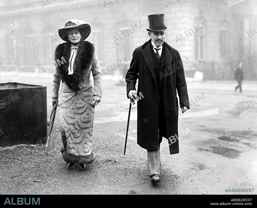 New German ambassador in London, Prince Karl Max Lichnowsky and his wife Princess Mechthilde Lichnowsky are on their way to the German embassy in London in 1912. Writer Mechthilde Lichnowsky, being a witty and intellectual woman, contributed to the fact that the German embassy in London advanced to a meeting point for British royalty. After her husband's death in 1928, she moved to the French Riviera. She met her early love R. H. Peto, whom she had to give up at the behest of her family around 1900, again and married him in 1937. Mechthilde Lichnowsky was born on the 8th of march in 1879 in Schönburg and died on the 4th of June in 1958 in London. 30/11/1911