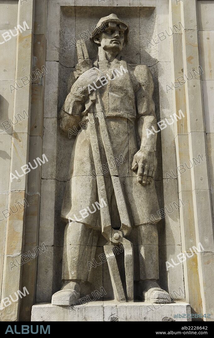 POLONIA. VARSOVIA. Bajorrelieve de un herrero en la Plac Konstytucji (Plaza de la Constitución), uno de los más relevantes ejemplos del realismo socialista. Construida a principios de los años de la posguerra.