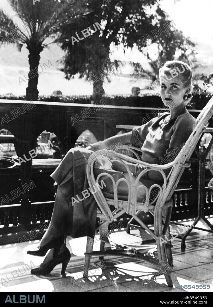 Orig. bildtext... BARBARA HUTTON ON HOLIDAY IN EGYPT. Barbara Hutton (Countess Haugwitz-Reventlow) admiring the view of pyramids and palm trees from the Mena House Hotel in Cario, where she is spending a holiday. Anm. Barbara Hutton, the million dollar baby, arvtagerska till den Woolworthska förmögenheten, amerikansk societetskändis. Hennes äktenskap med den danske greven Curt Reventlow, var det andra av sju. Korgstolar persons: BARBARA HUTTON sites: KAIRO;NORDAFRIKA;AFRIKA;EGYPTEN;USA*.