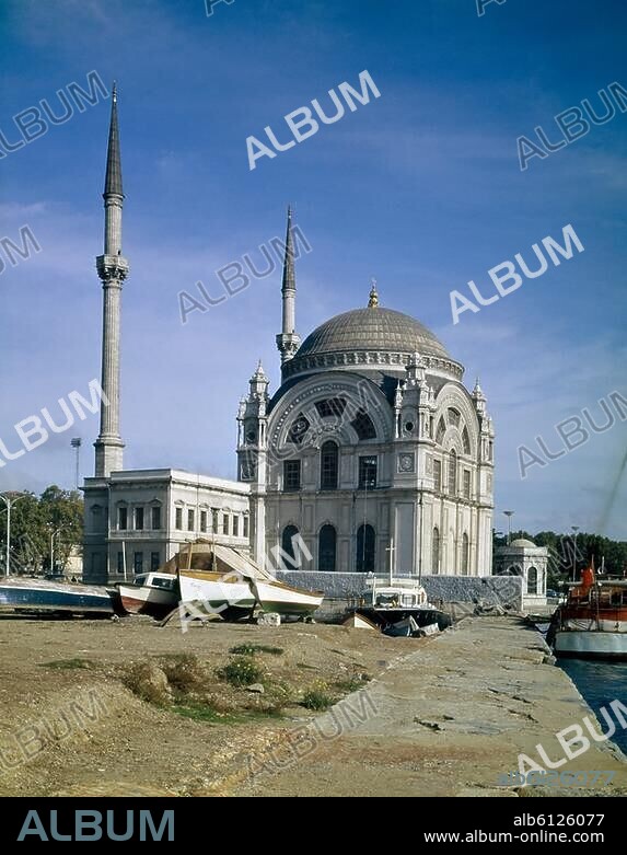 Istanbul (Türkei), Dolmabahce Camii. (erb. 1853; Arch: Sarkis Balyan). Außenansicht. Foto, undatiert.
