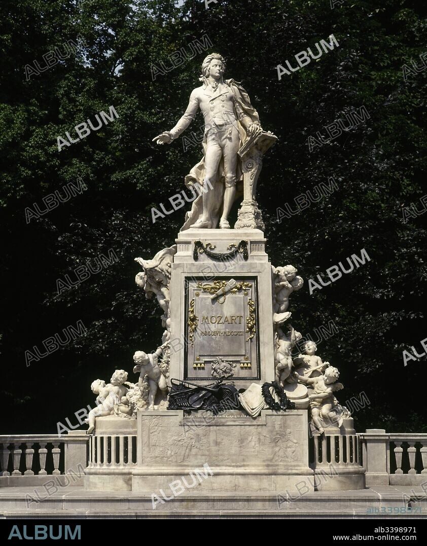 Wolfgang Amadeus Mozart (Salzburg,1756-Viena, 1791). Compositor austríaco. Monumento erigido en su memoria, obra de Viktor Tilgner, en el año 1896. Se encuentra en el Burggarten, en la zona próxima a la Ringstrasse. Viena. Austria.
