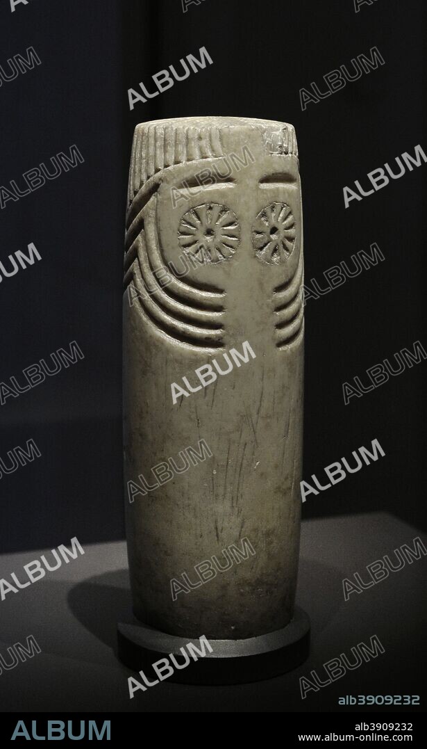 Idolo de Extremadura. Escultura cilíndrica antropomorfa. Calcolítico. 2500 a. C. (III milenio a. C.) Alabastro. Hallado en el Valle del Guadalquivir. Museo Arqueológico Nacional. Madrid. España.