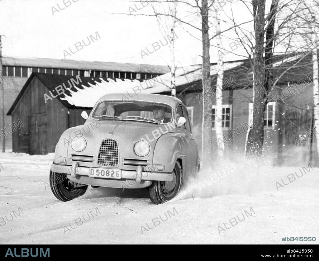 1962-02-02. Rallyföraren Erik Carlsson, även kallad Carlsson på taket, kör en Saab 96. Man skall köra så att man inte råkar ut för en sladd, men om olyckan är framme gäller det att inte råka i panik. Frirullning eller gas - samma vilket. Huvudsaken är att man lär sig behärska ett system.. Foto: Carl Erik Sundström / DN / TT / Kod: 59. ** SvD OUT **.