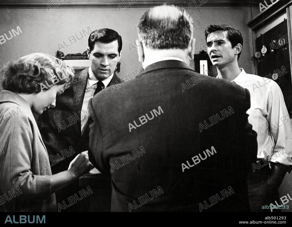 ALFRED HITCHCOCK, ANTHONY PERKINS, JOHN GAVIN et VERA MILES dans PSYCHO, 1960, réalisé par ALFRED HITCHCOCK. Copyright SHAMLEY PRODUCTIONS.